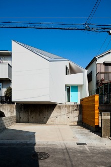 Located in a residential area of Japan&rsquo;s aichi prefecture, Atelier Tekuto has completed &lsquo;house in nagoya&rsquo;, serving as both a family home and studio