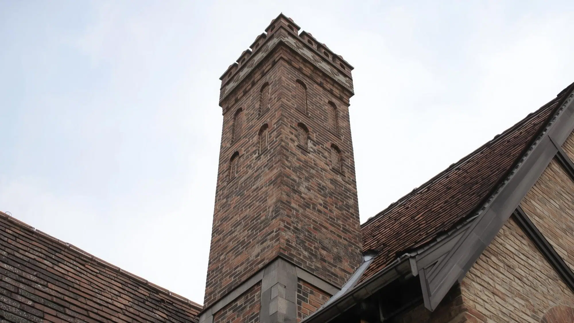 Tudor house chimneys