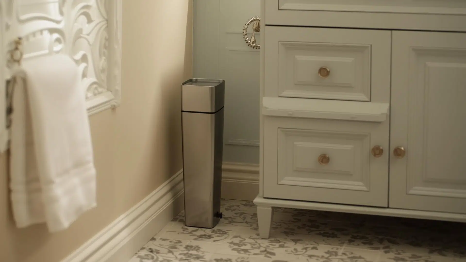 A Lidded Trash Can (1)